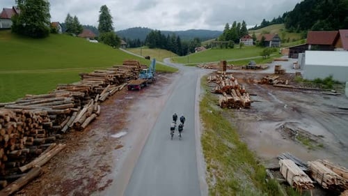 Luftbild von Radfahrern fahren durch Industriegebiet