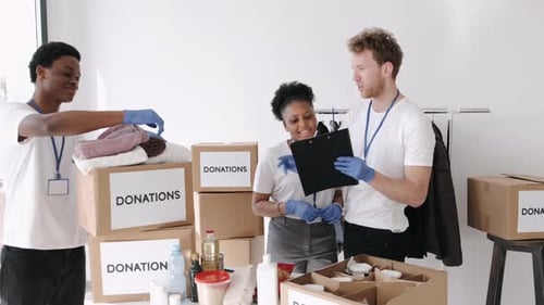 Diversos voluntarios de caridad clasifican los productos donados