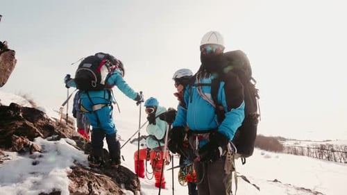 Erfahrene Kletterer hielten an, um sich auf den schneebedeckten Bergen auszuruhen, entspannen und übersetzen