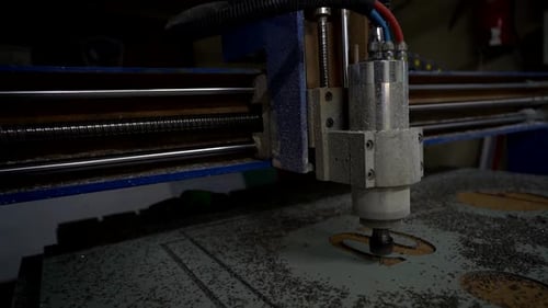 eine funktionierende automatische Maschine zum Schneiden von lockigem Metall