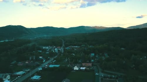 Vista aérea da cidade turística nas montanhas