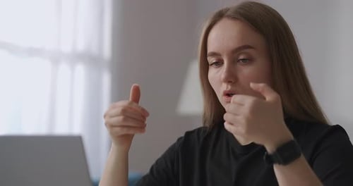 Une femme professionnelle et spécialiste communique par chat vidéo en ligne lors d'une réunion à distance avec