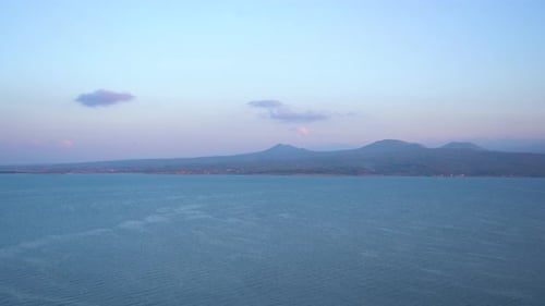 Vue rapprochée du lac Sevan, Arménie.