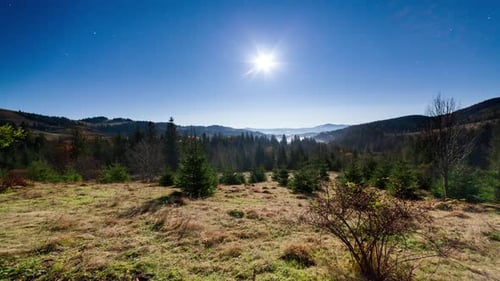 Ukrainische Berge, Zeitraffer, Mond und Sterne mit Bergsilhouette unter Mond und Sternen