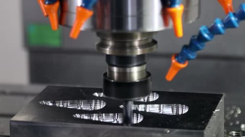 Bearbeitung eines Teils auf einem Vertikalfräs-Bearbeitungszentrum