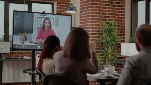 Vielfältiges Team von Kollegen nutzt Videokonferenz, um mit Frauen zu chatten