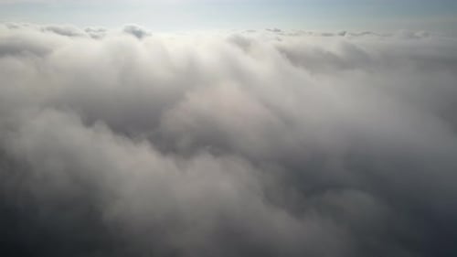 Vol aérien vers un épais nuage brumeux du matin