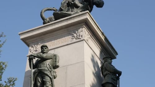 NANTES, FRANCE - JUILLET 2016 Entrée détaillée menant au Monument aux morts de la guerre de 1870 au centre-ville