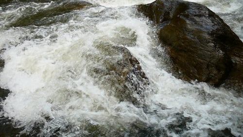 Fließendes Wasser strömen
