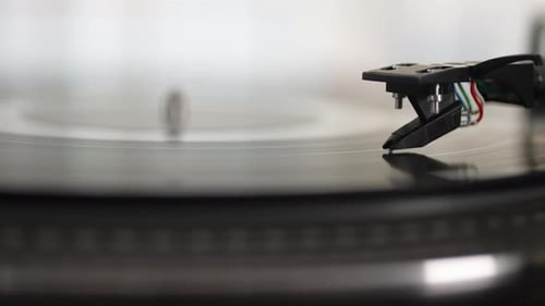 Plattenspieler mit sich drehendem Vinyl