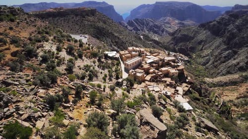 Vue panoramique d'un petit village rural dans les gorges de Jebel Akhdar dans les montagnes d'Al Hajar à Oman