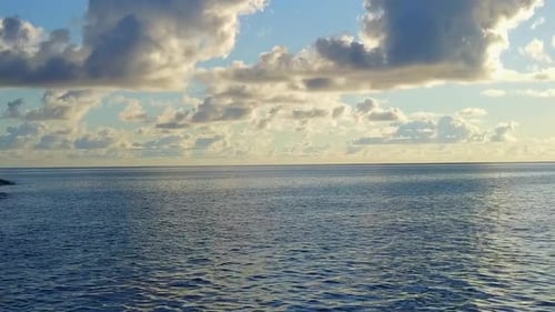 Sommerliche Meereslandschaft mit Meerblick Strandausflug am Meer und Sandhintergrund nach Sonnenaufgang