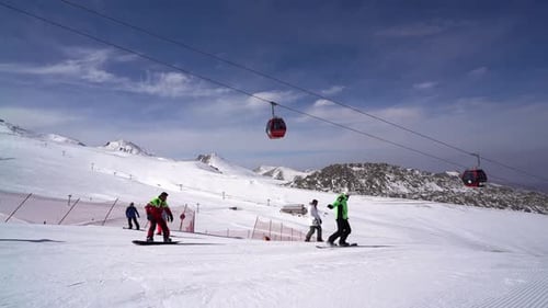 Junge Snowboarder