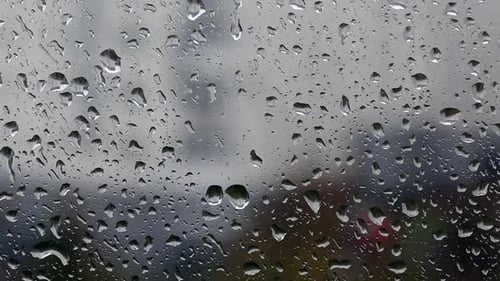 Vitres en verre sous forme de gouttes de pluie. Des gouttes coulent dans la vitre.