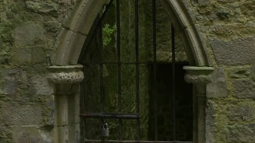 Pointed arch gate