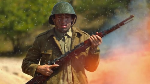 Soldado de la Segunda Guerra Mundial en el campo de batalla, Cámara lenta ultra