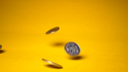 Fallende Münzen auf goldenem Hintergrund