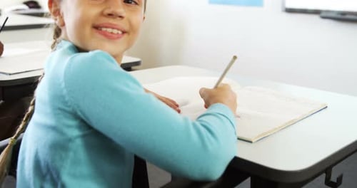 Retrato de menina estudando em sala de aula