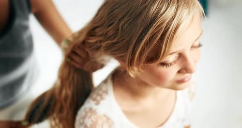 Mère peignant les cheveux de fille