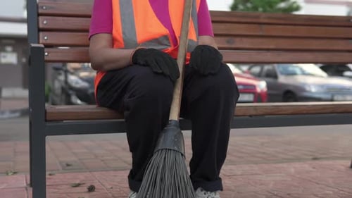 Le concierge est assis sur un banc. La propreté et l'ordre dans la cour dépendent du concierge.