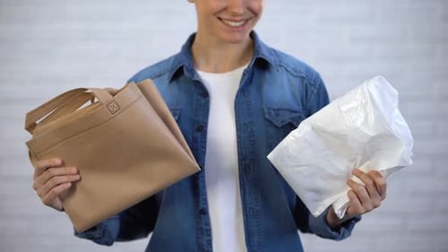 Chica que elige Ecobag de moda en lugar de paquete de plástico, contaminación con polietileno