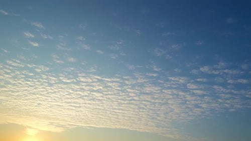 4K: Zeitraffer des bunten Himmels während des schönen Sonnenuntergangs. Romantische Wolken.
