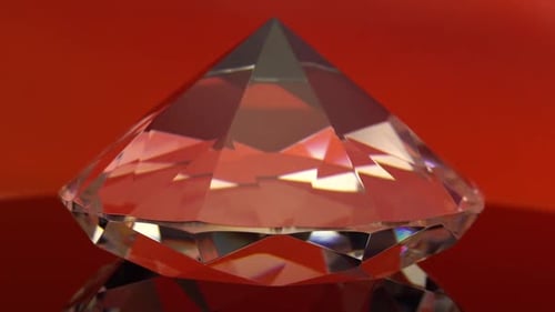 Diamant schimmert mit roten und weißen Reflexen. Roter Hintergrund