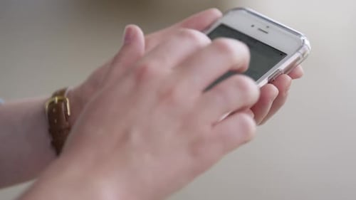 Vista de una mujer que usa la aplicación Uber para pedir un viaje