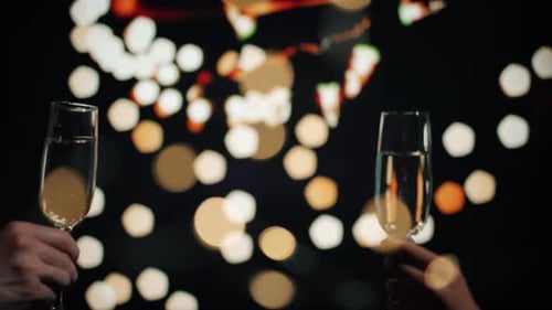 Um casal feliz está tocando taças de champanhe na festa