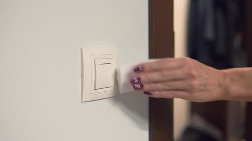 Limpeza e desinfecção de interruptores de luz