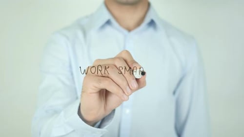 Intelligent arbeiten, auf einem transparenten Bildschirm schreiben