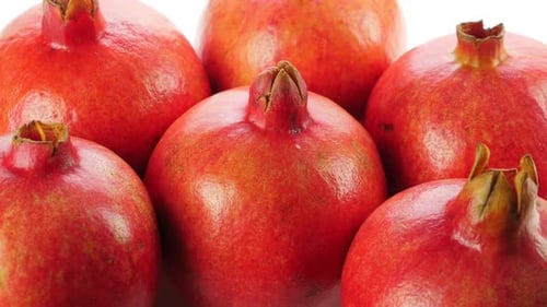 Viele reife rote ganze Granatäpfel. Dreht