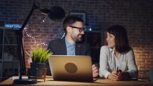 Porträt von Kollegen aus Mann und Frau, die im Büro mit Laptop arbeiten