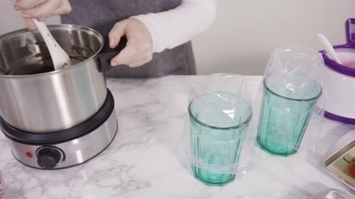 Schritt für Schritt. Schmelzen von Schokoladenstückchen in Schokoladenschmelz