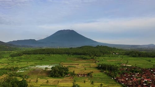 Luftaufnahme von Reisfeldern und Dörfern in der Nähe des Mount Agung