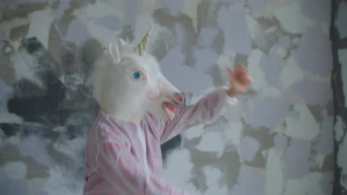 Person im Einhorn-Kopfmaske Tanzen in Zeitlupe. Lustige Dancings of Unicorn Mask.