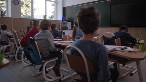 Schüler hören dem Lehrer im Geographieunterricht zu