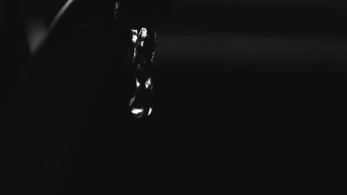 Wasser fließt in Ultrazeitlupe 1500 fps aus einem Wasserhahn auf einer reflektierenden Oberfläche - WATER FAUCET 011