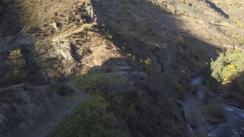 Vista aérea de la cripta de Anatori en Khevsureti, Georgia