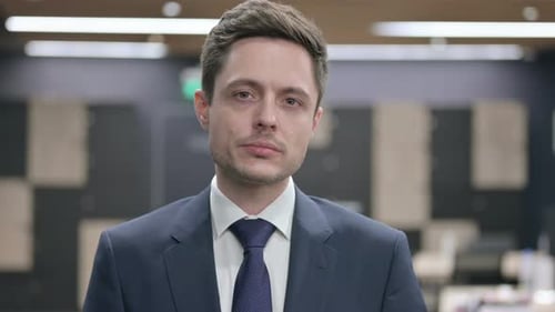 Porträt eines Geschäftsmannes ohne Anzeichen durch Fingerverleugnung
