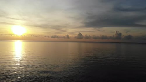Schöne Aussicht von oben auf die Natur mit Meer und Meer