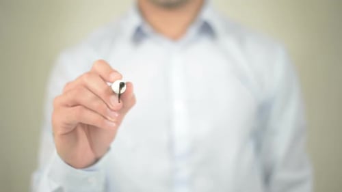 Références, homme d'affaires écrivant sur un écran transparent