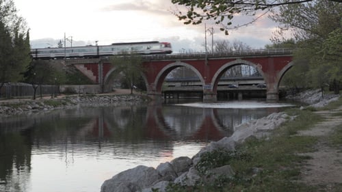 Zug auf der Brücke
