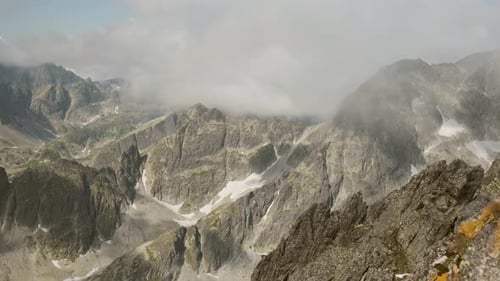 Angle élevé des sommets des montagnes Rocheuses recouverts de nuages au-dessus du pic.