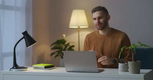 Der Mensch kommuniziert mit Kollegen oder Partnern per Video-Chat in der Laptop-Online-Kommunikation und