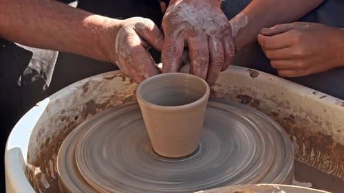 Potter travaillant avec un apprenti