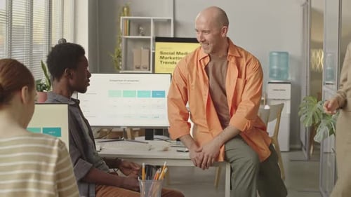 Diversos colegas conversando na agência de marketing digital