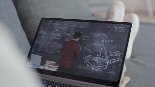 Unerkennbare Person beim Ansehen von Online-Kursen