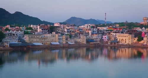 Blick auf die berühmte Pilgerstadt des indischen Hinduismus, die Heilige Heilige hinduistische religiöse Stadt Pushkar mit Pushkar