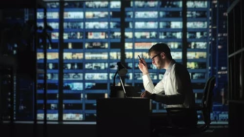 Serious Man-Mitarbeiter sitzen am Schreibtisch Start-up-Ideen entwickeln Problemlösung suchen Hart Arbeiten